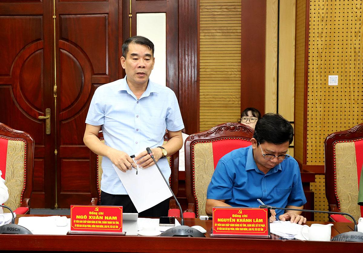 Chánh Thanh tra tỉnh Ngô Xuân Nam thảo luận tại phiên họp.