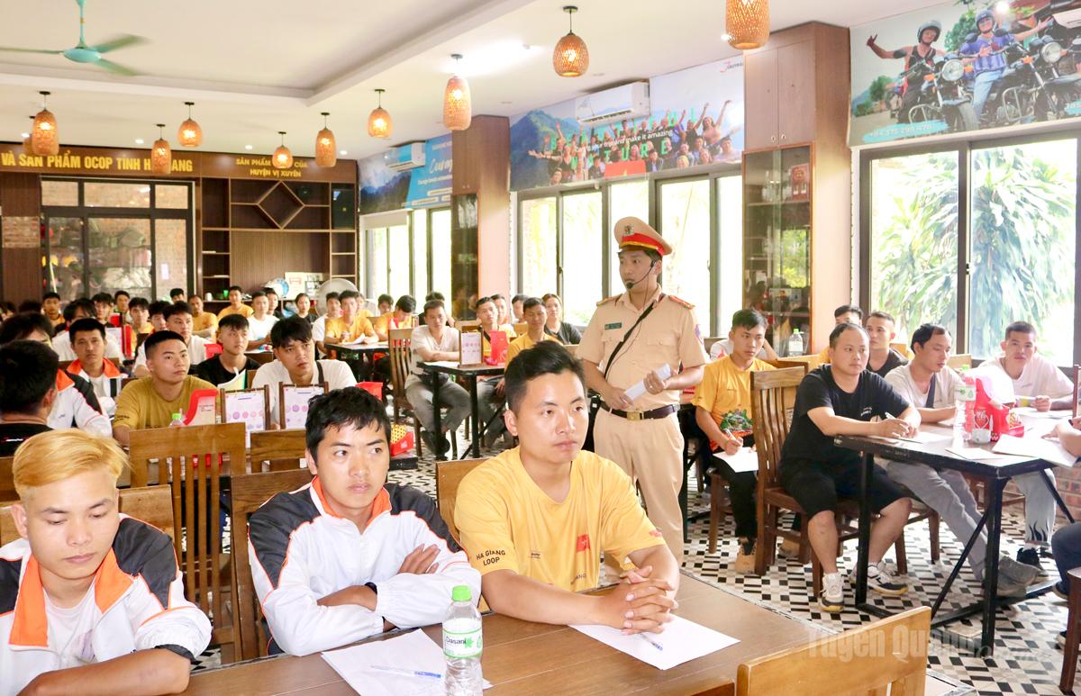 Thượng uý Kiều Vương Đông, Phòng Cảnh sát giao thông Công an tỉnh tập huấn an toàn giao thông cho các lái xe du lịch.