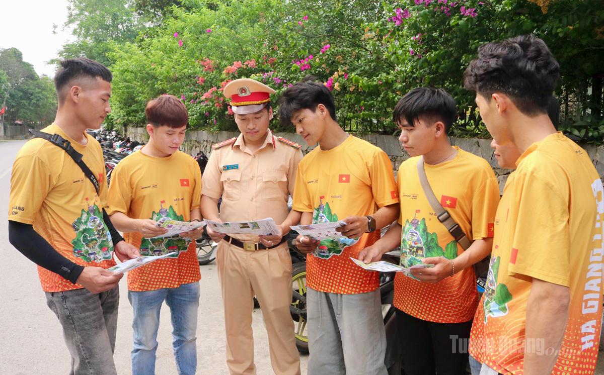 Phòng Cảnh sát Giao thông Công an tỉnh tuyên truyền, phát tờ rơi, nhắc nhở trực tiếp lái xe.