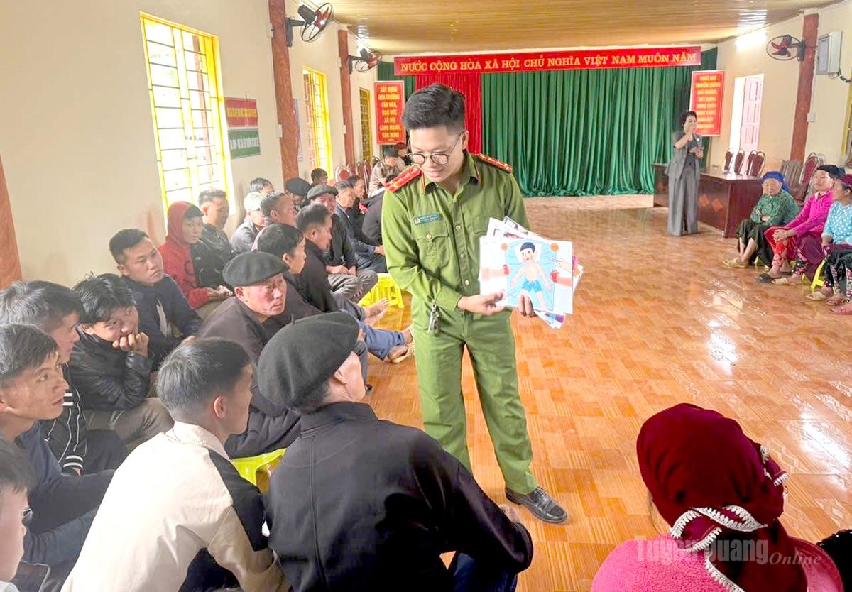 Tuyên truyền kỹ năng phòng, chống mua bán người tại thôn Mao Sao Phìn, xã Lũng Phìn.