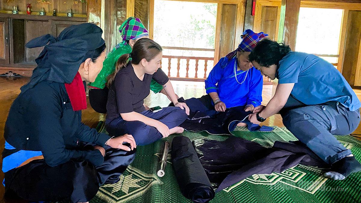 Người dân thôn Khun, xã Bằng Lang được hướng dẫn xây dựng sản phẩm du lịch mang bản sắc riêng, gắn với giá trị văn hóa truyền thống của dân tộc.