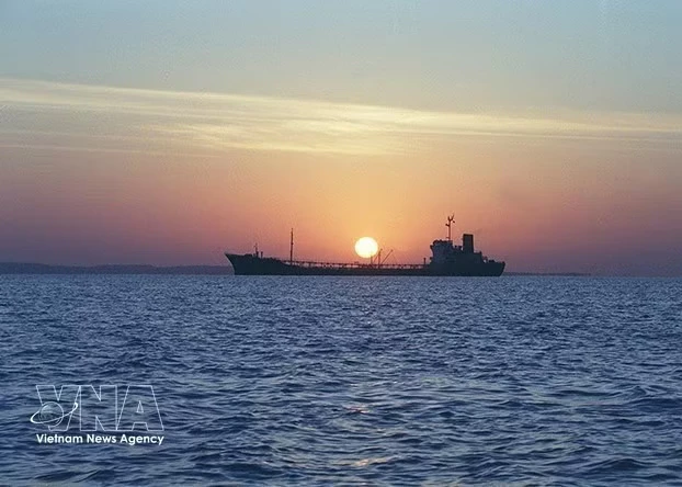 An oil tanker anchored off Qeshm Island in the Strait of Hormuz. (Photo: Middle East Eye/VNA)