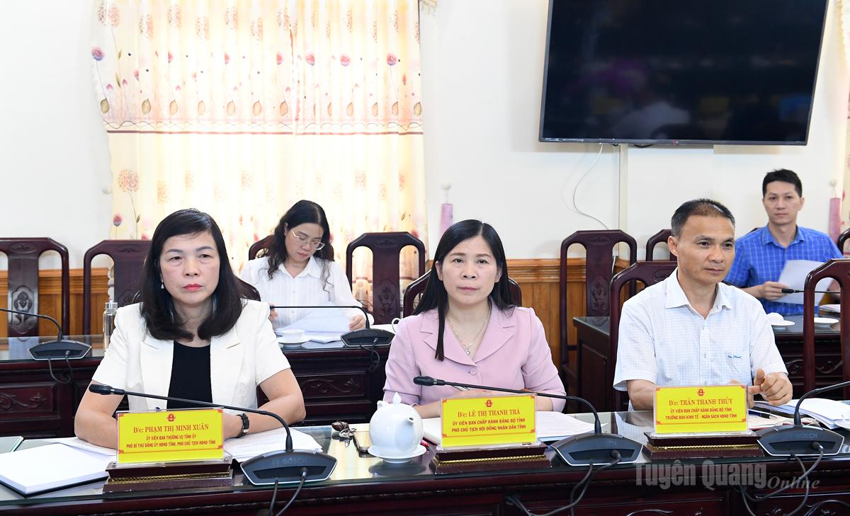 Các đồng chí Phó Chủ tịch HĐND tỉnh: Phạm Thị Minh Xuân và Lê Thị Thanh Trà cùng các đại biểu dự họp thẩm tra dự thảo nghị quyết trình Kỳ họp chuyên đề sắp tới.