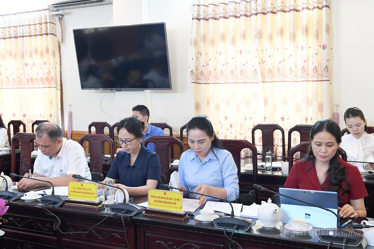 Lãnh đạo và các Ủy viên Ban Văn hóa - Xã hội HĐND tỉnh dự họp.