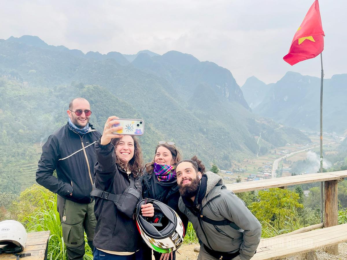 Du khách nước ngoài trải nghiệm tại dốc 9 khoanh, thuộc Cao nguyên đá Đồng Văn.