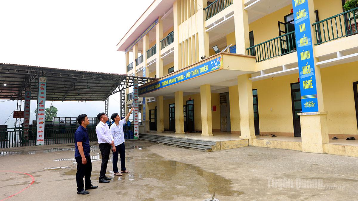 Lãnh đạo UBND xã Thắng Mố kiểm tra cơ sở hạ tầng trường học được hoàn thiện từ nguồn kinh phí Chương trình MTQG.