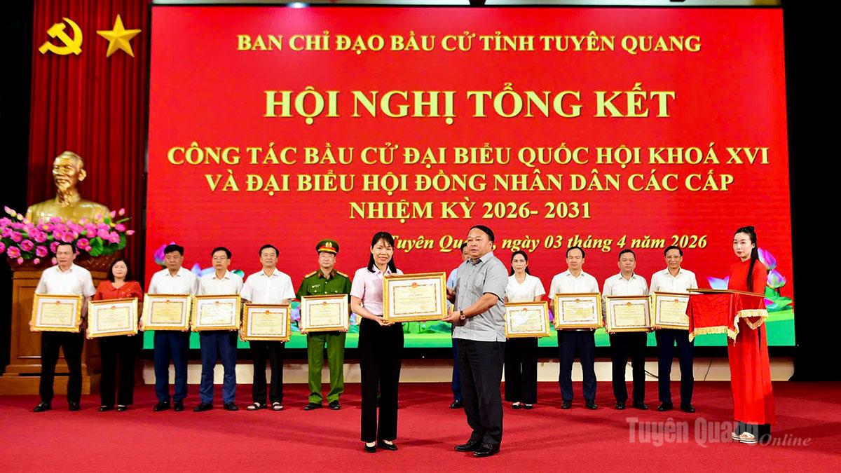 Đồng chí Chủ tịch UBND tỉnh Phan Huy Ngọc trao Bằng khen cho tập thể xã Yên Sơn.