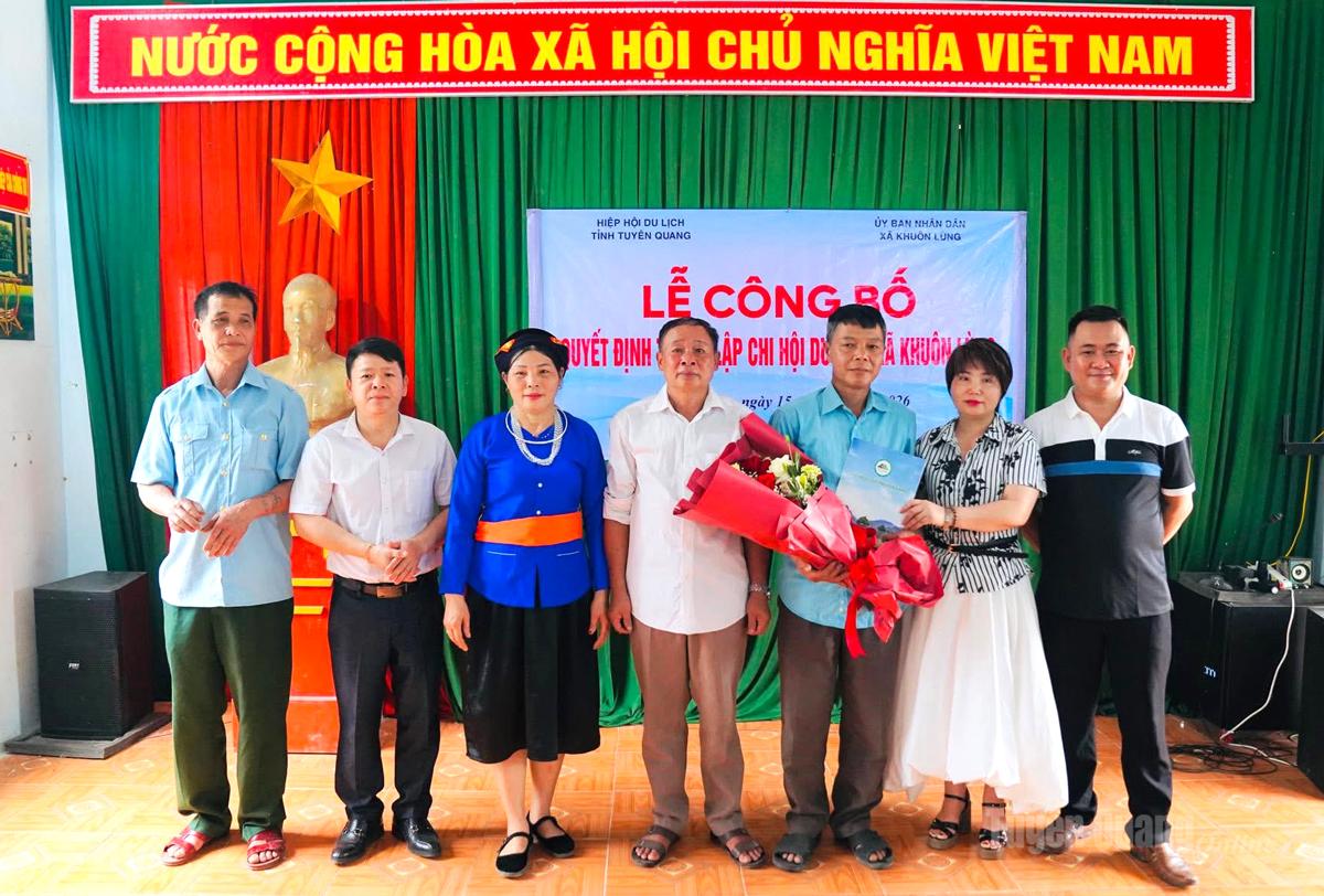 Đại diện Hiệp hội Du lịch tỉnh trao quyết định thành lập Chi hội Du lịch xã Khuôn Lùng.