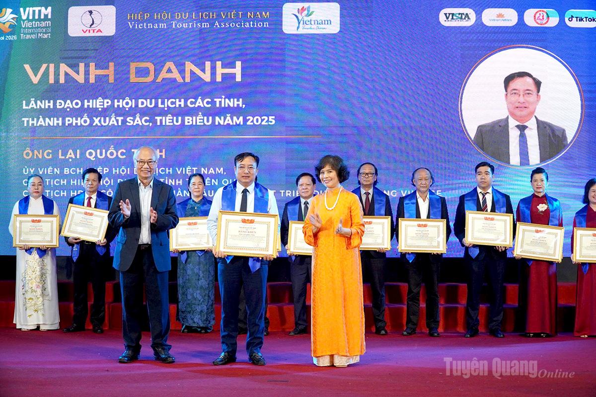 Ông Lại Quốc Tĩnh, Ủy viên Ban Thường vụ, Chủ tịch Hiệp hội Du lịch tỉnh Tuyên Quang được vinh danh ở hạng mục Lãnh đạo Hiệp hội Du lịch xuất sắc, tiêu biểu năm 2025.