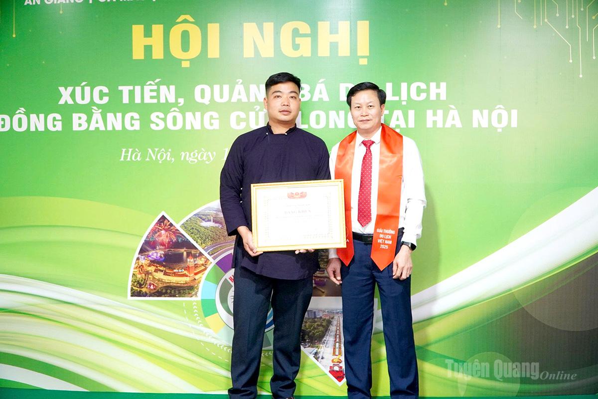 Lãnh đạo phường Hà Giang 1, đại diện Làng Văn hóa du lịch cộng đồng thôn Tha (phường Hà Giang 1) nhận Bằng khen.