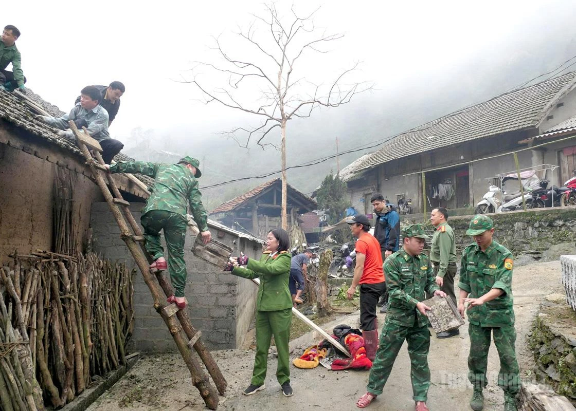 Functional forces assist residents of Tung Vai commune in recovering from natural disasters on March 23, 2026.