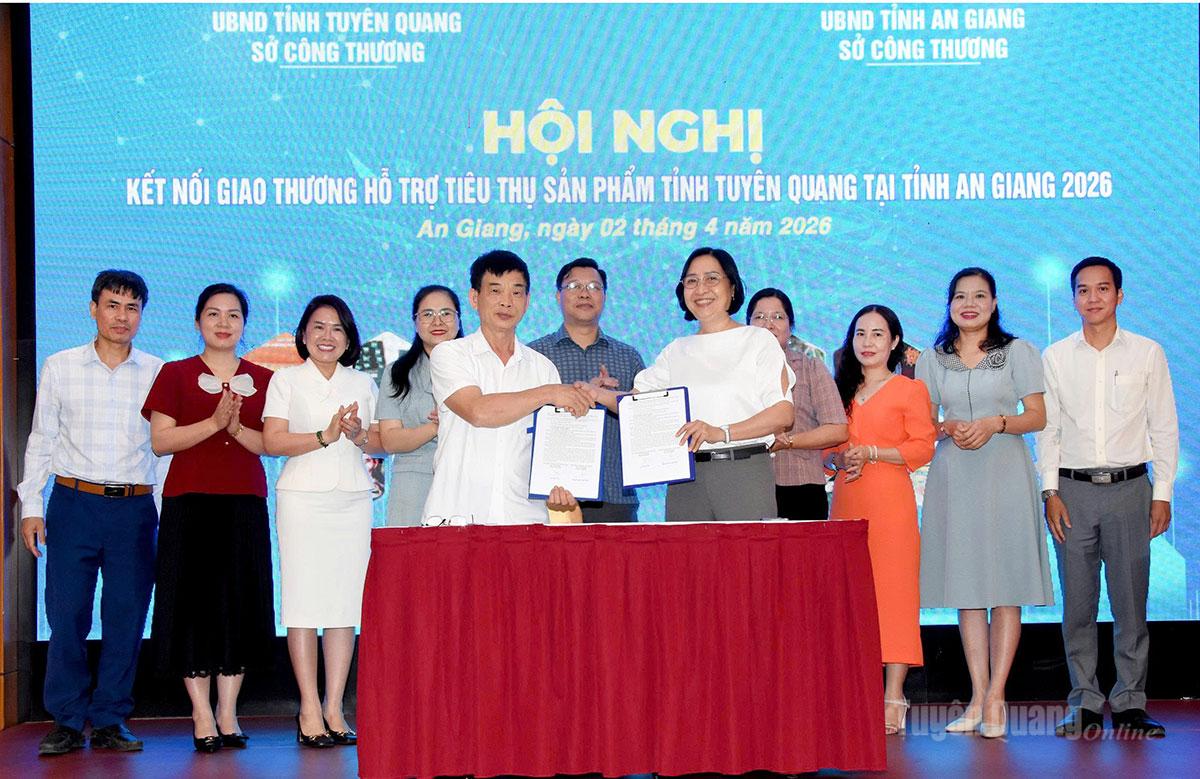 Đại diện Sở Công Thương hai tỉnh Tuyên Quang và An Giang ký kết ghi nhớ hợp tác.