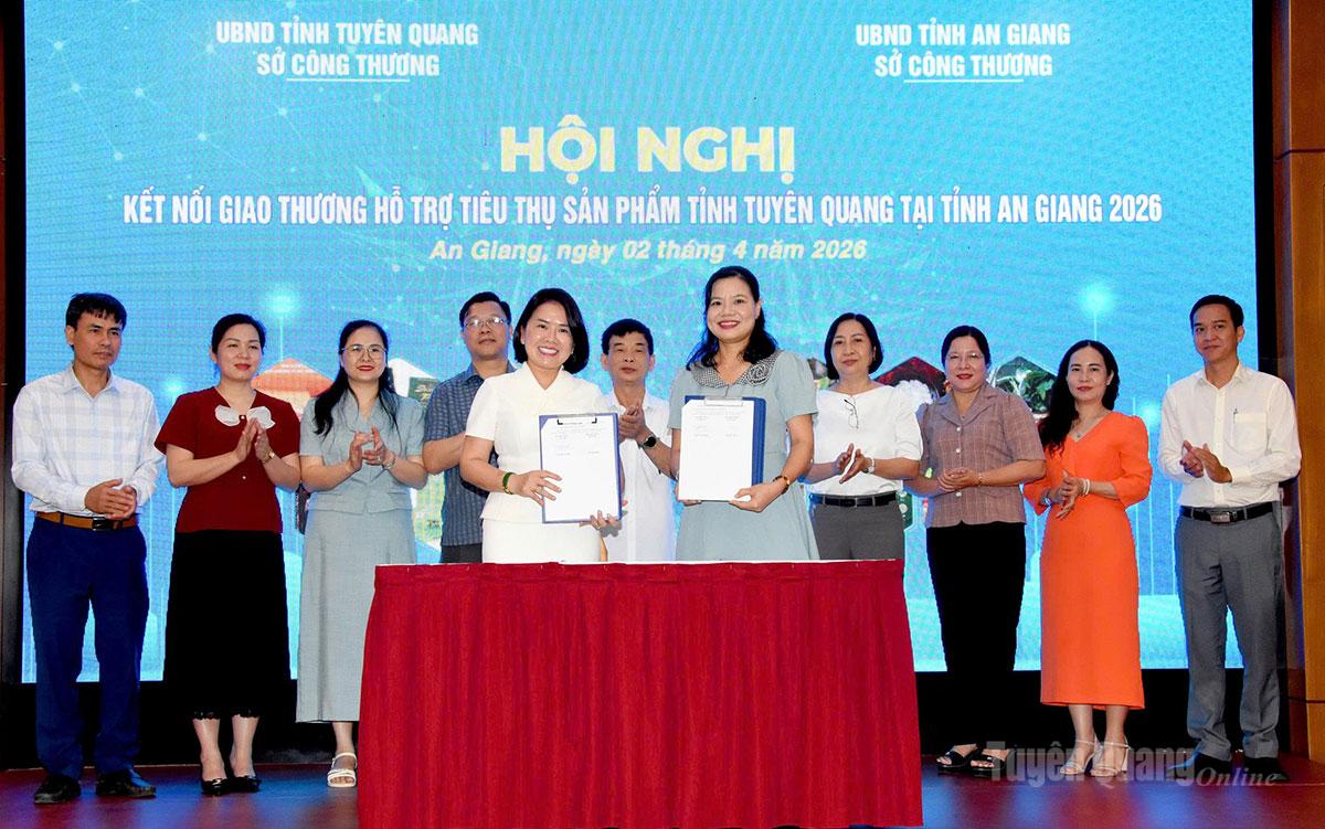 Đại diện Trung tâm Khuyến công và Xúc tiến Công thương tỉnh Tuyên Quang  ký kết hợp tác với Trung tâm Khuyến công, Tư vấn và Phát triển công nghiệp tỉnh An Giang.