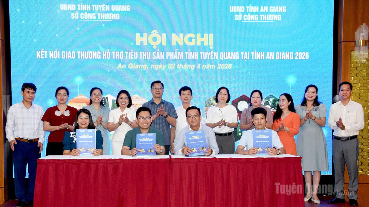 Đại diện doanh nghiệp hai tỉnh An Giang và Tuyên Quang ký kết ghi nhớ hợp tác.