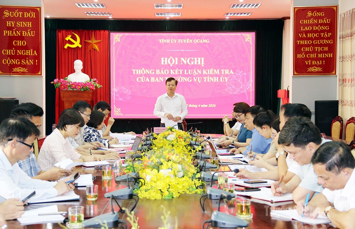 Đồng chí Trần Quang Minh, Ủy viên Ban Thường vụ Tỉnh ủy, Trưởng ban Tổ chức Tỉnh ủy phát biểu chỉ đạo tại Hội nghị.