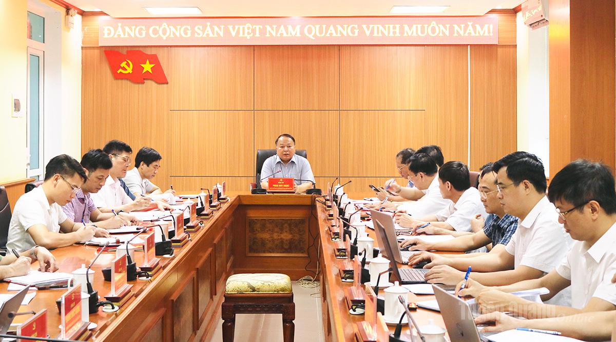 Chủ tịch UBND tỉnh Phan Huy Ngọc chủ trì buổi làm việc.