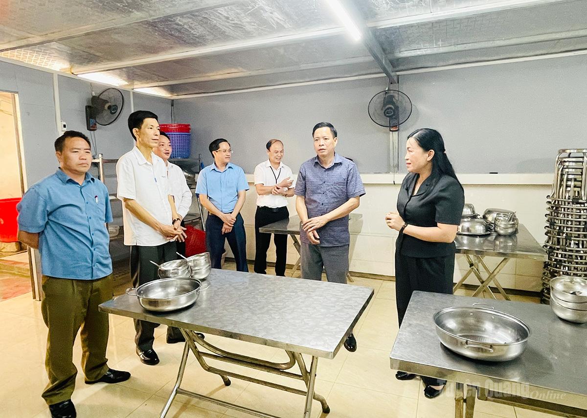 Đoàn kiểm tra bếp ăn của học sinh Trường Phổ thông dân tộc bán trú Tiểu học Lũng Hồ, xã Đường Thượng.