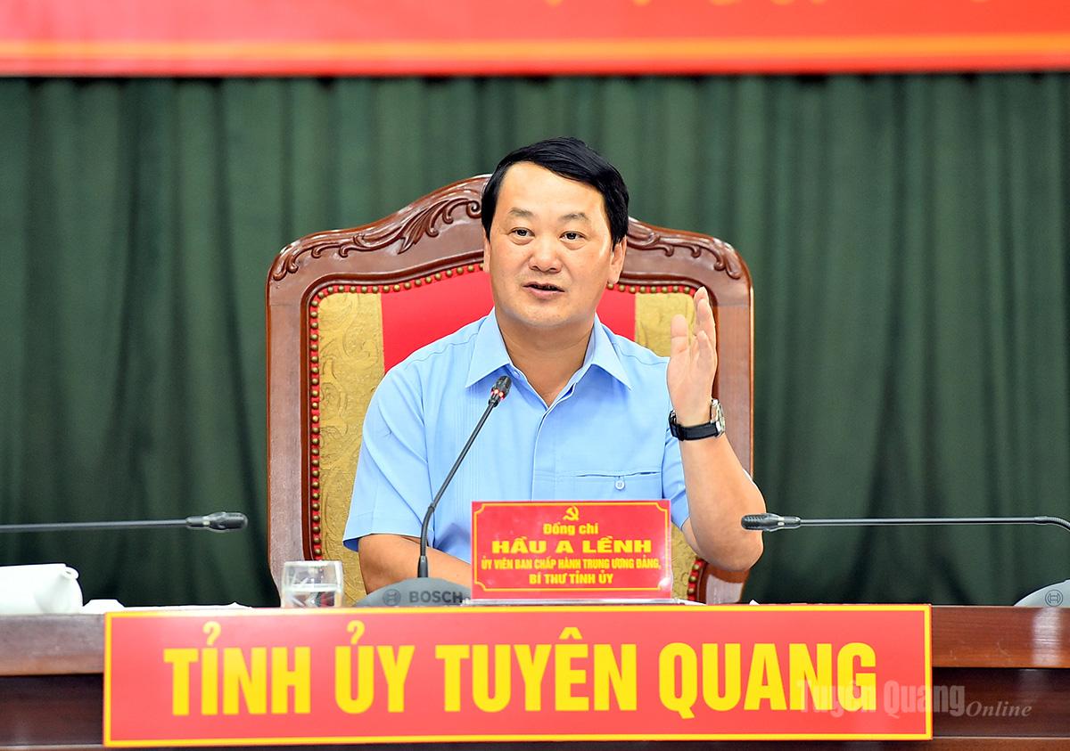 Đồng chí Bí thư Tỉnh ủy Hầu A Lềnh phát biểu cho ý kiến vào các nội dung tờ trình tại cuộc họp.