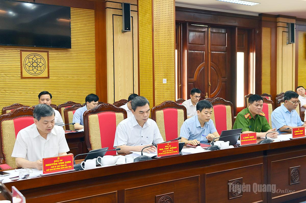 Các đồng chí Thường trực Tỉnh ủy và các đại biểu dự họp.