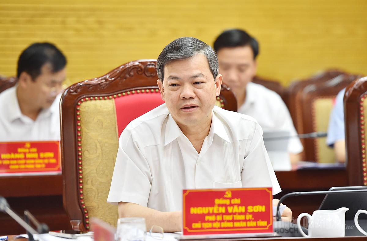 Đồng chí Nguyễn Văn Sơn, Phó Bí thư Tỉnh ủy, Chủ tịch HĐND tỉnh phát biểu ý kiến tại cuộc họp.