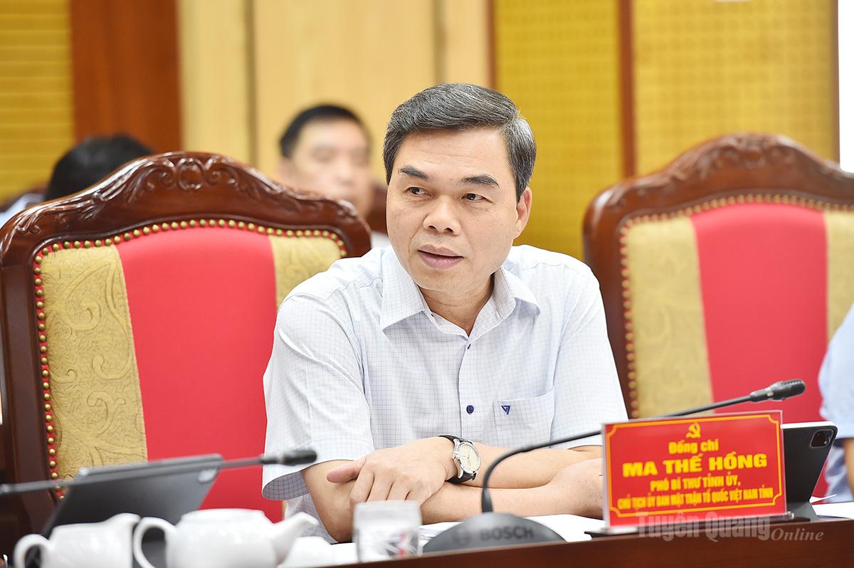 Đồng chí Ma Thế Hồng, Phó Bí thư Tỉnh ủy, Chủ tịch Ủy ban MTTQ tỉnh cho ý kiến tại cuộc họp.
