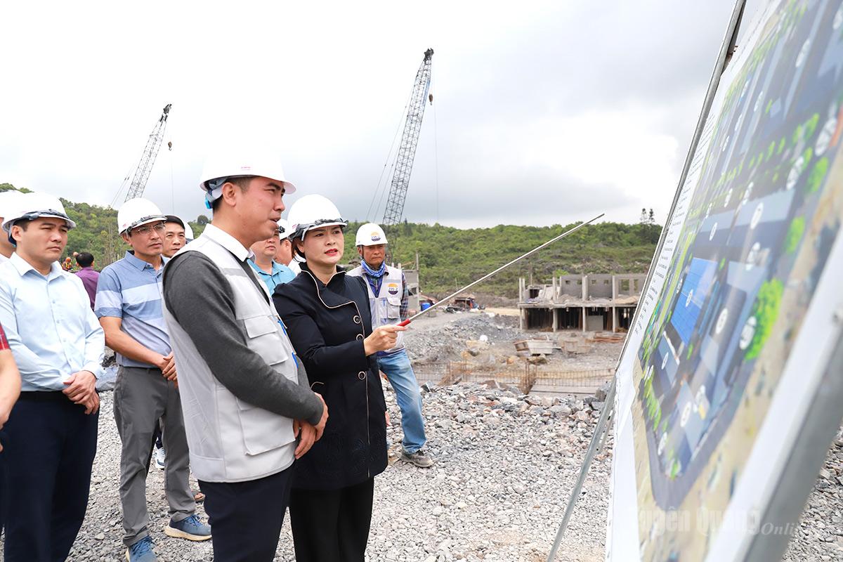 Đồng chí Vương Ngọc Hà, Phó Chủ tịch UBND tỉnh kiểm tra tiến độ thi công trường Phổ thông nội trú liên cấp Tiểu học và THCS Sơn Vĩ.