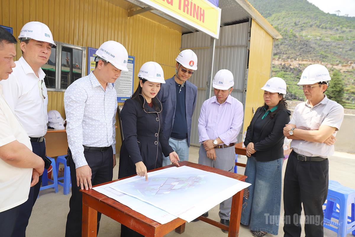 Đoàn kiểm tra làm việc với đơn vị thi công trường Phổ thông thông dân tộc bán trú Marie Curie Mèo Vạc.