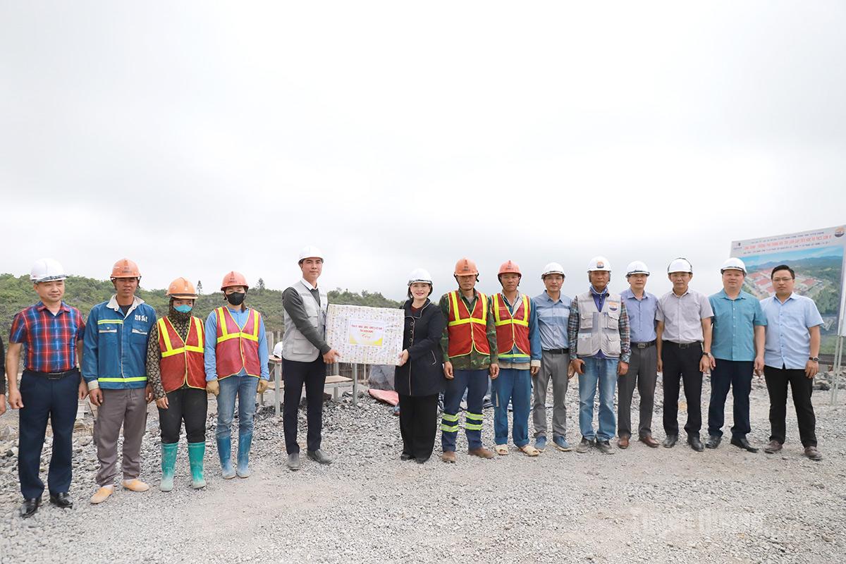 Đoàn công tác tặng quà công nhân thi công công trình trường Phổ thông nội trú liên cấp Tiểu học và THCS Sơn Vĩ.