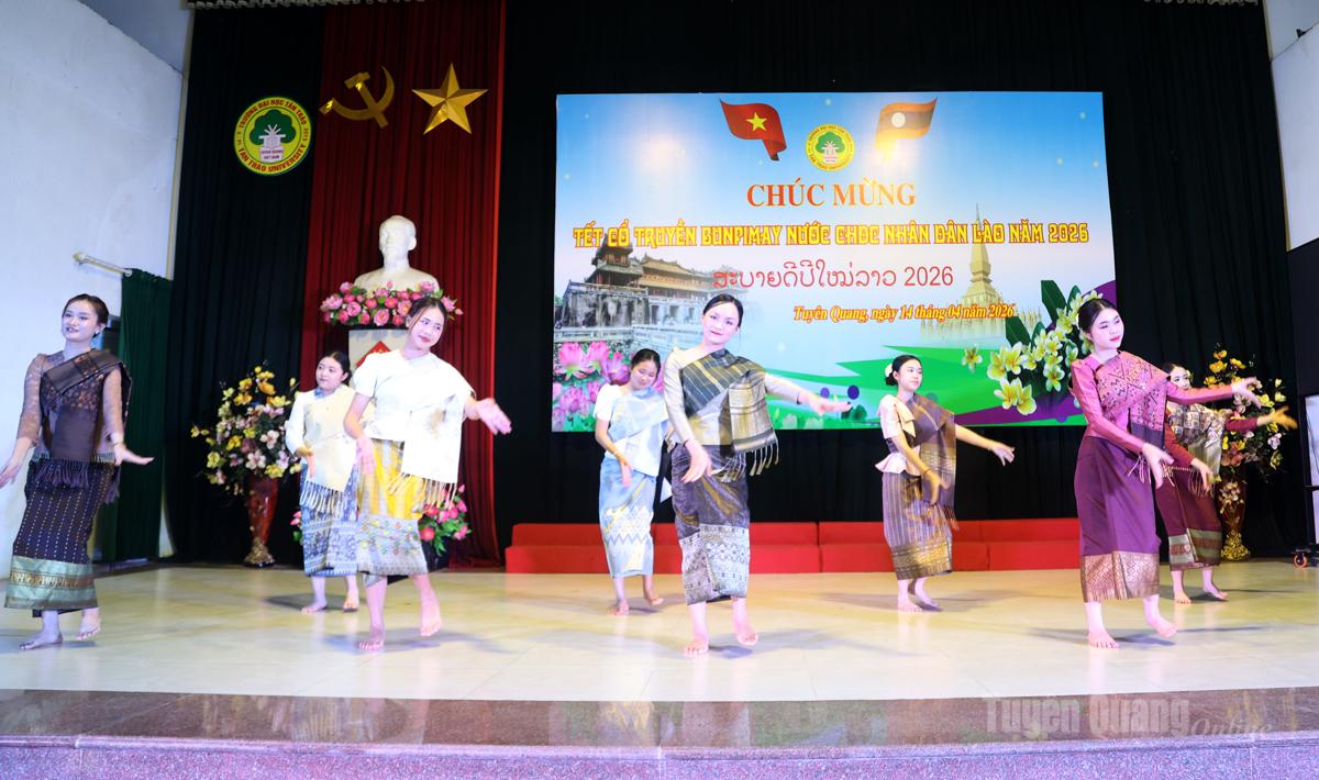 Lưu sinh viên Lào biểu diễn văn nghệ chúc mừng Tết Bunpimay 2026.