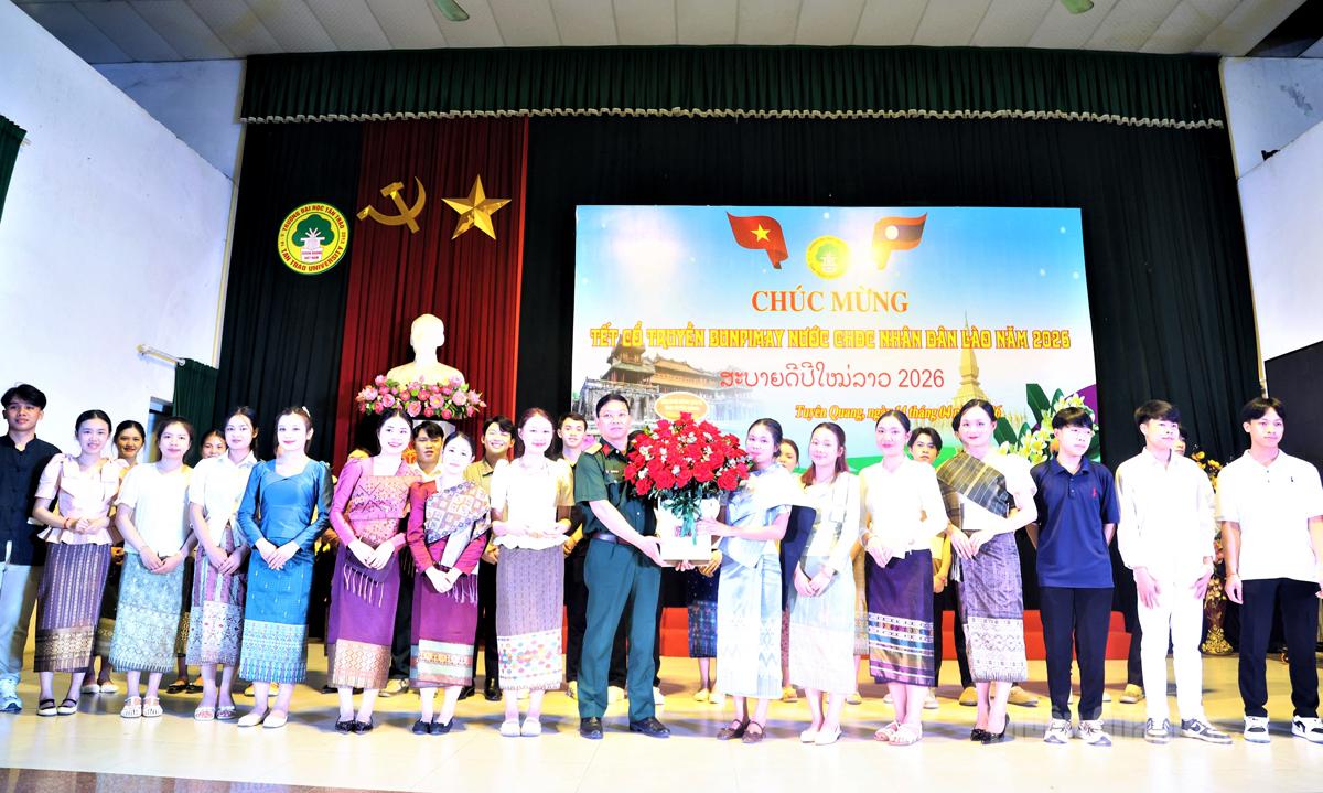 Đại diện lãnh đạo Bộ Chỉ huy Quân sự tỉnh tặng lẵng hoa và quà chúc mừng lưu sinh viên Lào nhân dịp Tết Bunpimay 2026.