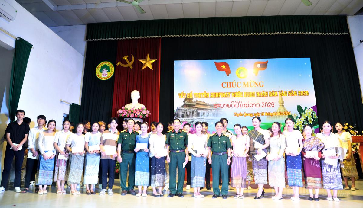 Lãnh đạo Hội Hữu nghị Việt Nam - Lào tỉnh Tuyên Quang tặng quà chúc mừng lưu sinh viên Lào Tết Bunpimay 2026.