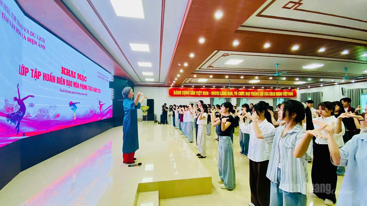 Biên đạo múa hướng dẫn học viên thực hành tại lớp tập huấn.