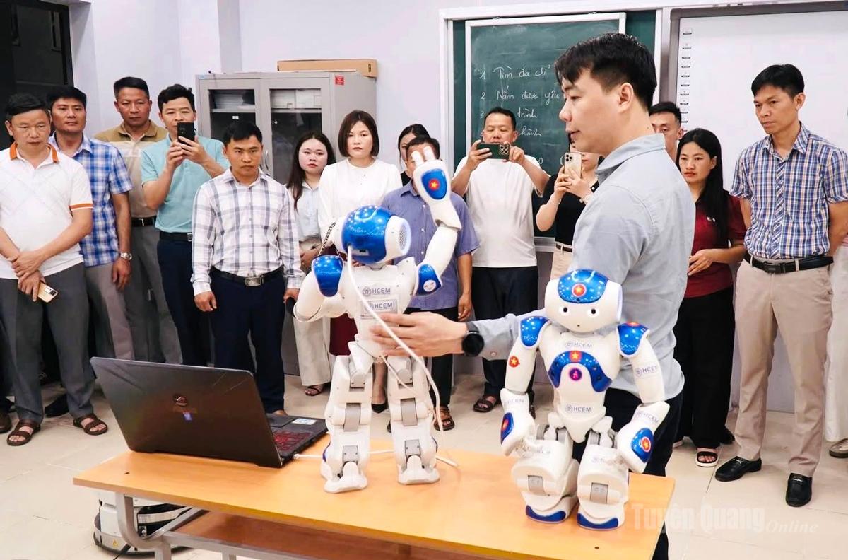 Đoàn viên, thanh niên xã Lũng Cú tham quan, học tập tại Trường Cao đẳng Cơ điện Hà Nội.