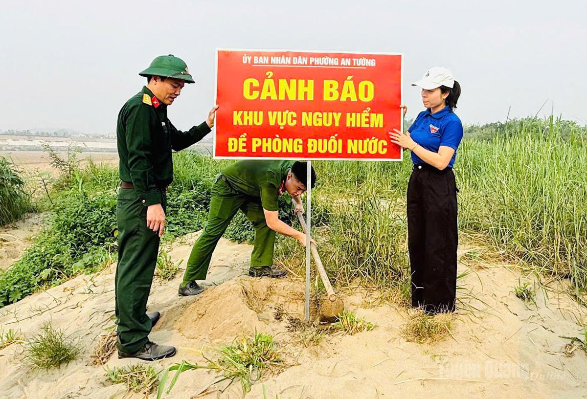 Phường An Tường cắm biển cảnh báo phòng, chống đuối nước tại bãi soi chân cầu Tình Húc.