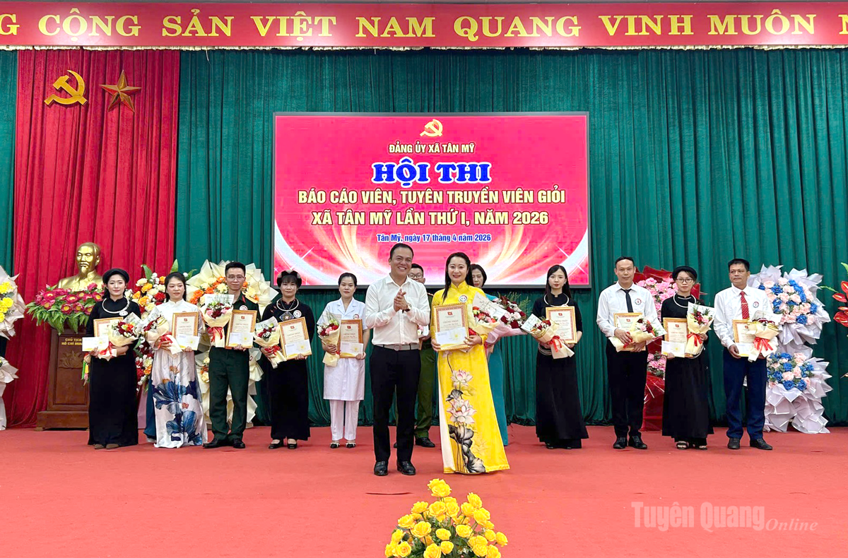 BTC trao Giải Nhất cho thí sinh Ma Thị Cảnh, Chi bộ trường Phổ thông DTBT Tiểu học Hùng Mỹ.