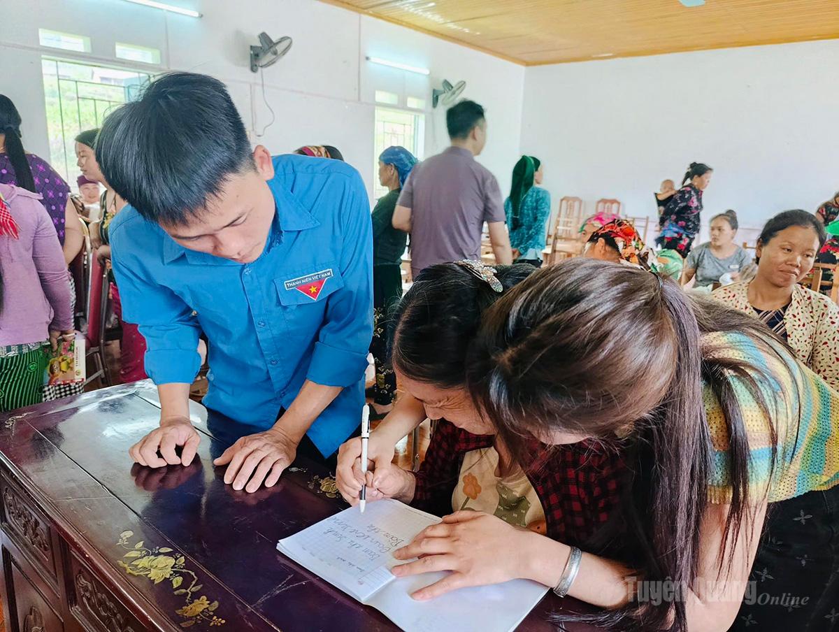 Các tình nguyện viên hỗ trợ người lớn tuổi từng nét chữ đầu tiên.