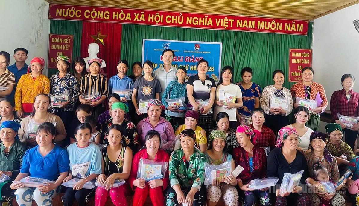 Các học viên được hỗ tợ cấp phát dụng cụ học tập, yên tâm đến lớp.