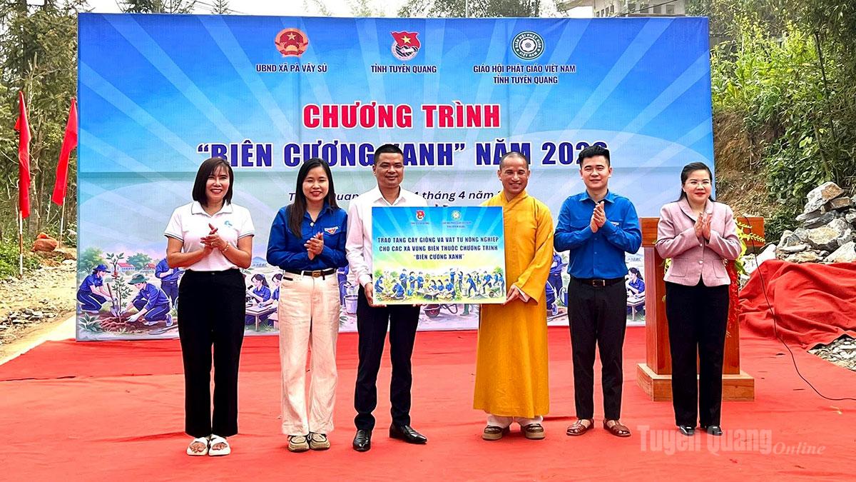 Tỉnh đoàn và Giáo hội Phật giáo Việt Nam tỉnh đã trao tặng cây giống, vật tư nông nghiệp cùng nhiều phần quà thiết thực tới người dân địa phương.