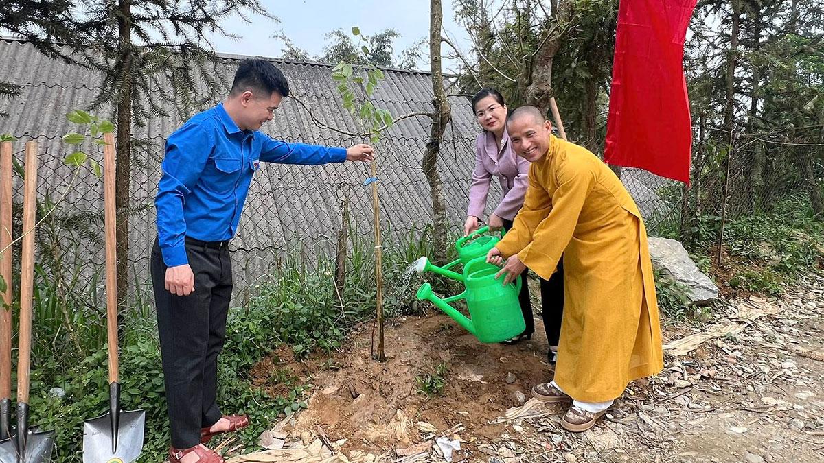 Lãnh đạo Tỉnh đoàn, lãnh đạo xã, đại diện Giáo hội Phật giáo Việt Nam tỉnh và đoàn viên, thanh niên trồng cây trong chương trình “Biên cương xanh”.