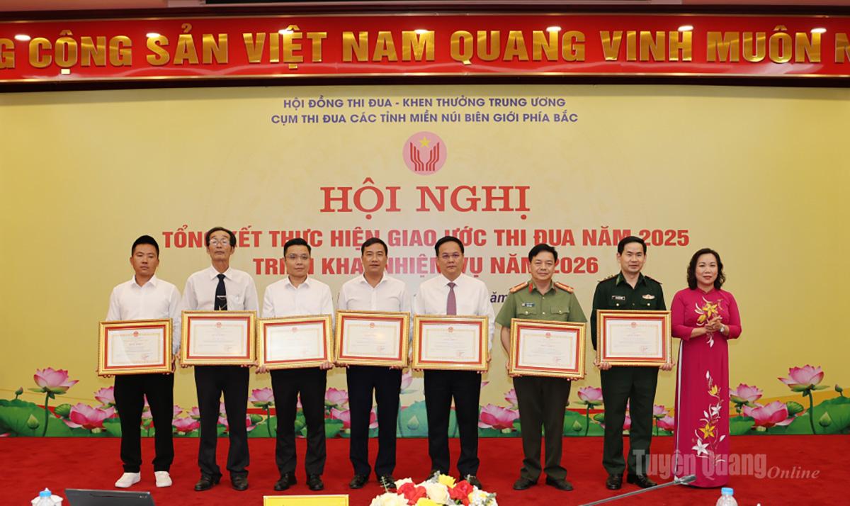 Lãnh đạo xã Lũng Cú (thứ 4 từ trái sang) nhận Bằng khen tập thể có thành tích tiêu biểu, xuất sắc trong phong trào thi đua của Cụm các tỉnh miền núi Biên giới phía Bắc năm 2025.