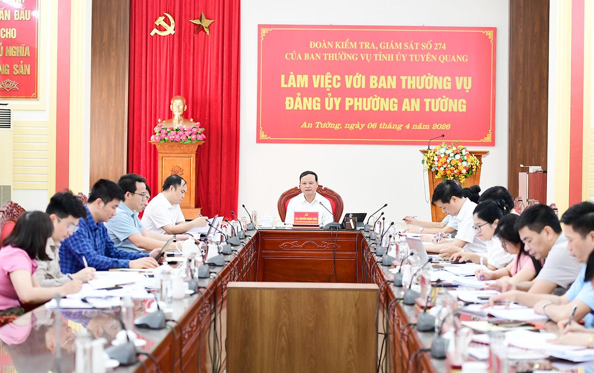 Quang cảnh buổi làm việc.