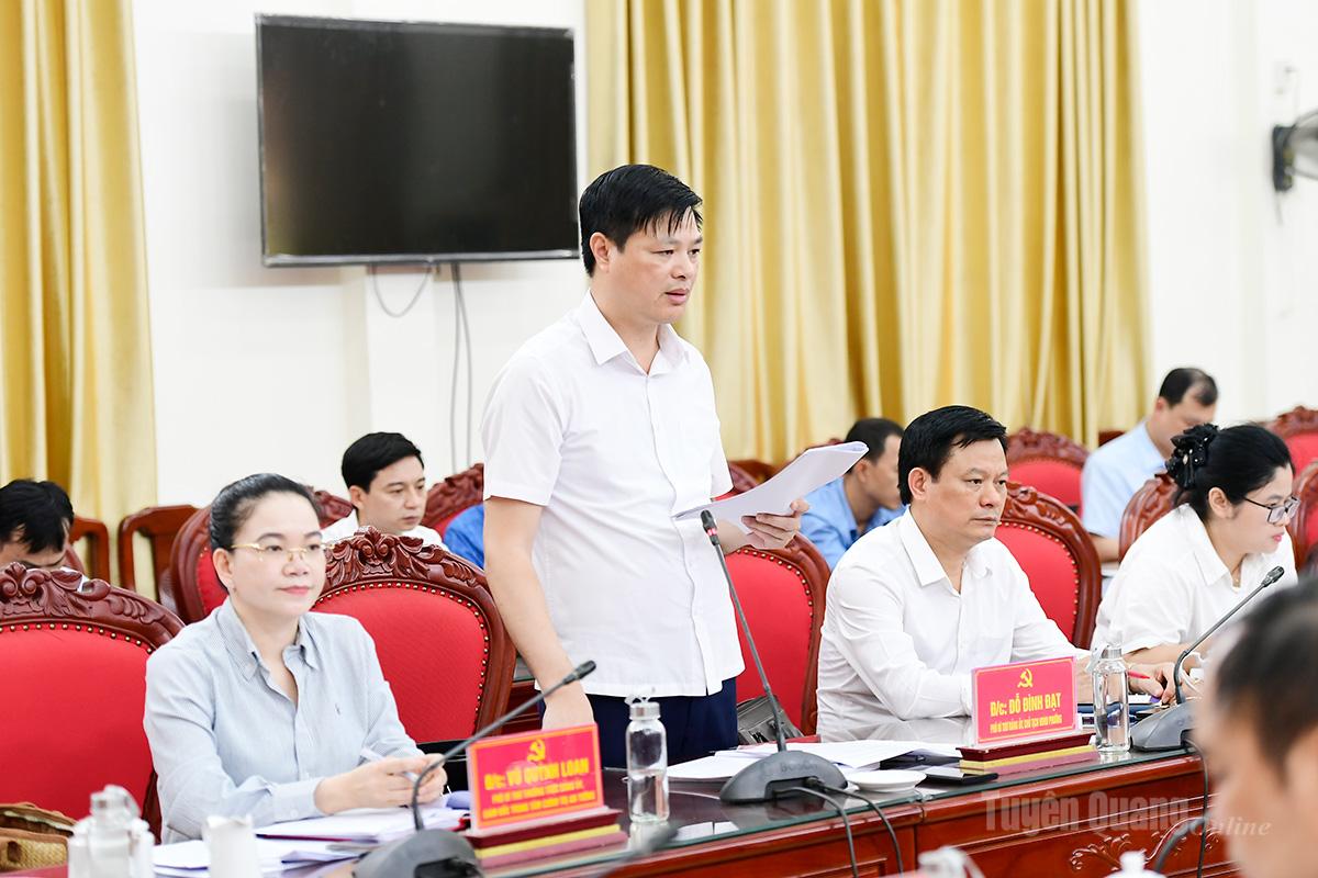 Lãnh đạo UBND phường An Tường báo cáo kết quả thực hiện nhiệm vụ với Đoàn kiểm tra, giám sát.