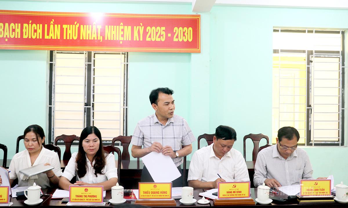 Lãnh đạo xã Bạch Đích báo cáo công tác giải ngân vốn đầu tư công.