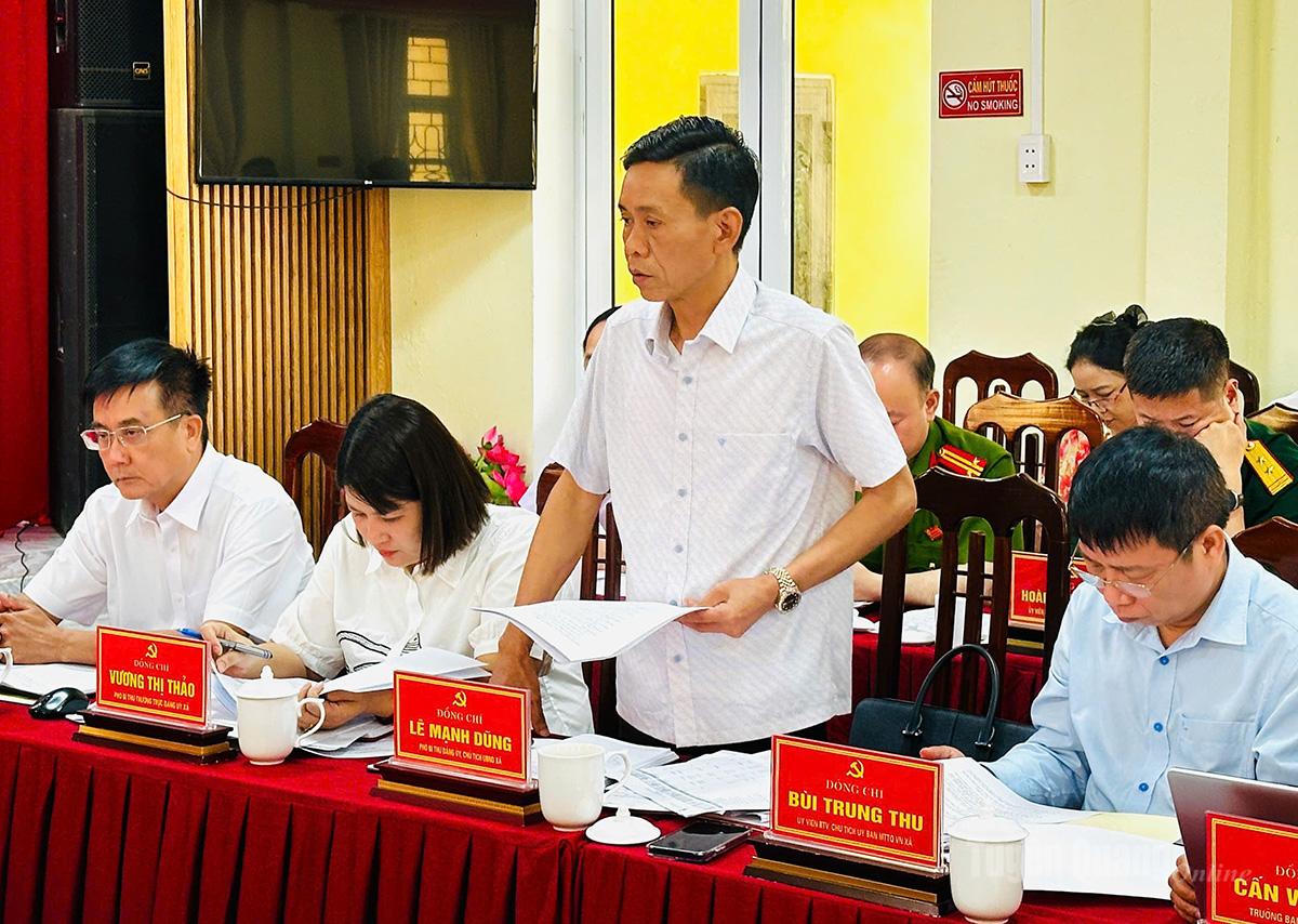 Lãnh đạo xã Thanh Thuỷ báo cáo nội dung làm việc với Đoàn kiểm tra, giám sát số 275 của Ban Thường vụ Tỉnh uỷ.