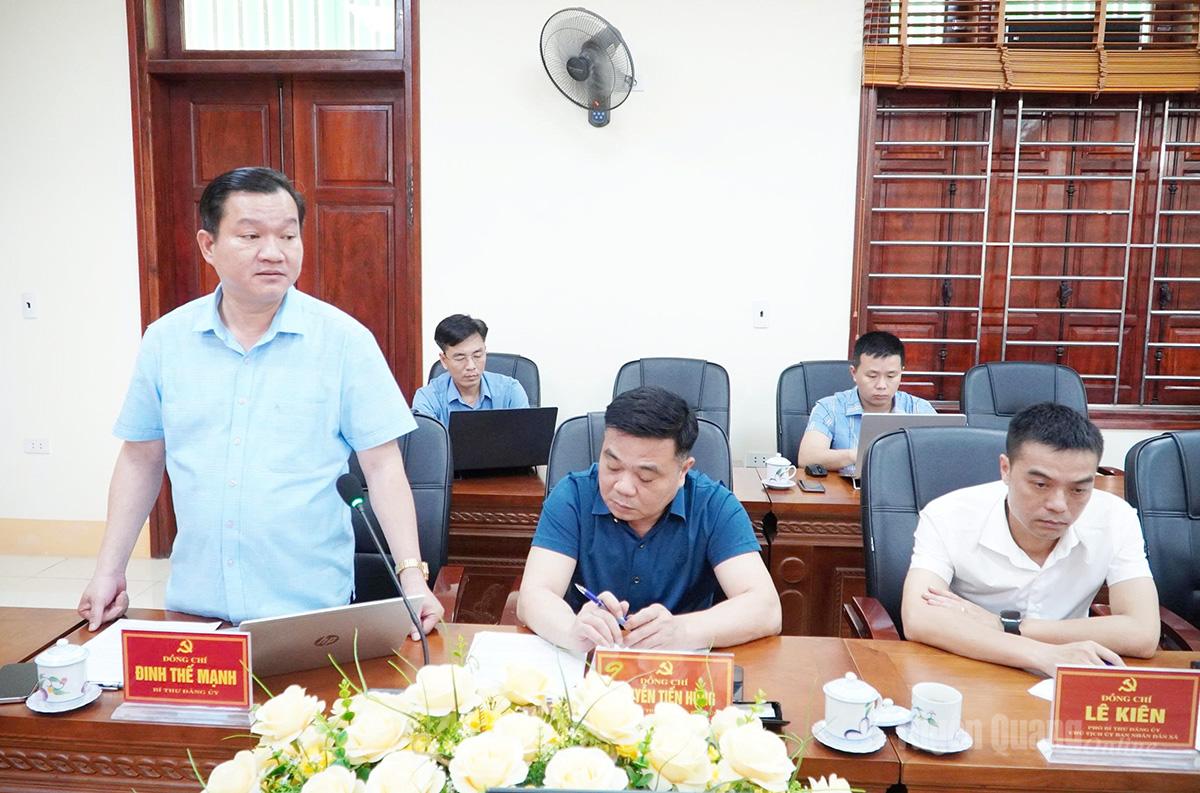 Lãnh đạo Đảng ủy xã Vị Xuyên báo cáo các nội dung làm việc với Đoàn kiểm tra, giám sát.