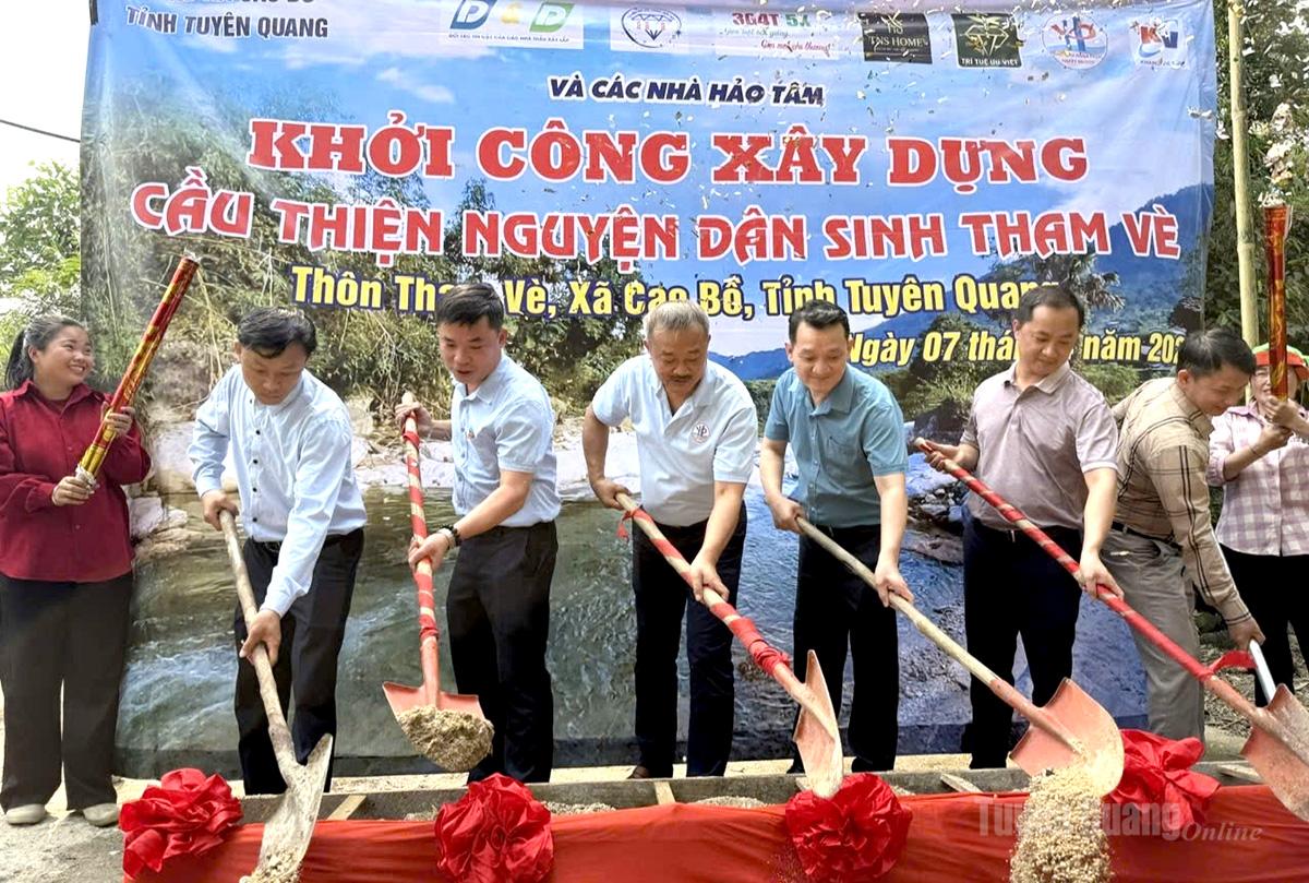 Các đại biểu khởi công xây dựng cầu dân sinh Tham Vè, xã Cao Bồ.