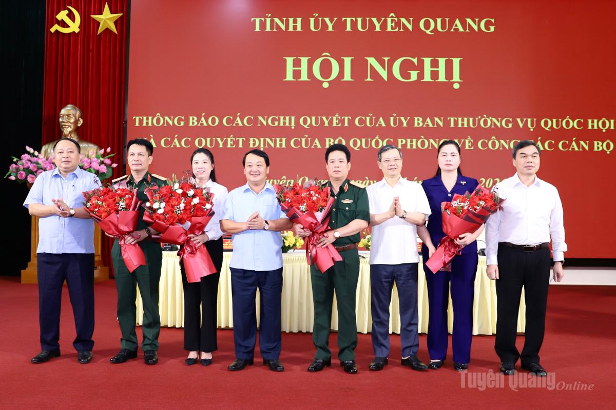 Các đồng chí Thường trực Tỉnh ủy tặng hoa chúc mừng các đồng chí được Ủy ban Thường vụ Quốc hội và Bộ Quốc phòng phê chuẩn, điều động, bổ nhiệm giữ các chức vụ mới.