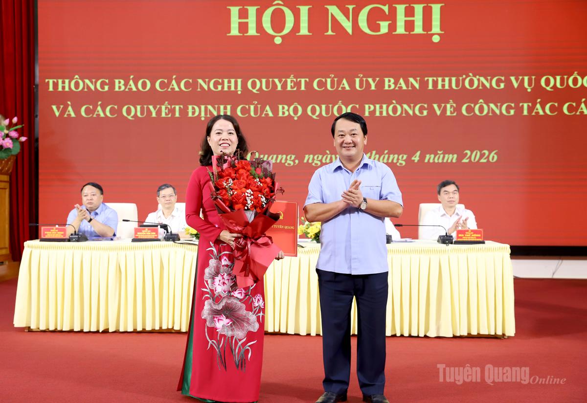 Bí thư Tỉnh uỷ Hầu A Lềnh trao Quyết định và tặng hoa đồng chí Lý Thị Lan được Uỷ ban Thường vụ Quốc hội phê chuẩn giữ chức Phó Trưởng đoàn ĐBQH khoá XVI hoạt động chuyên trách tỉnh Tuyên Quang.