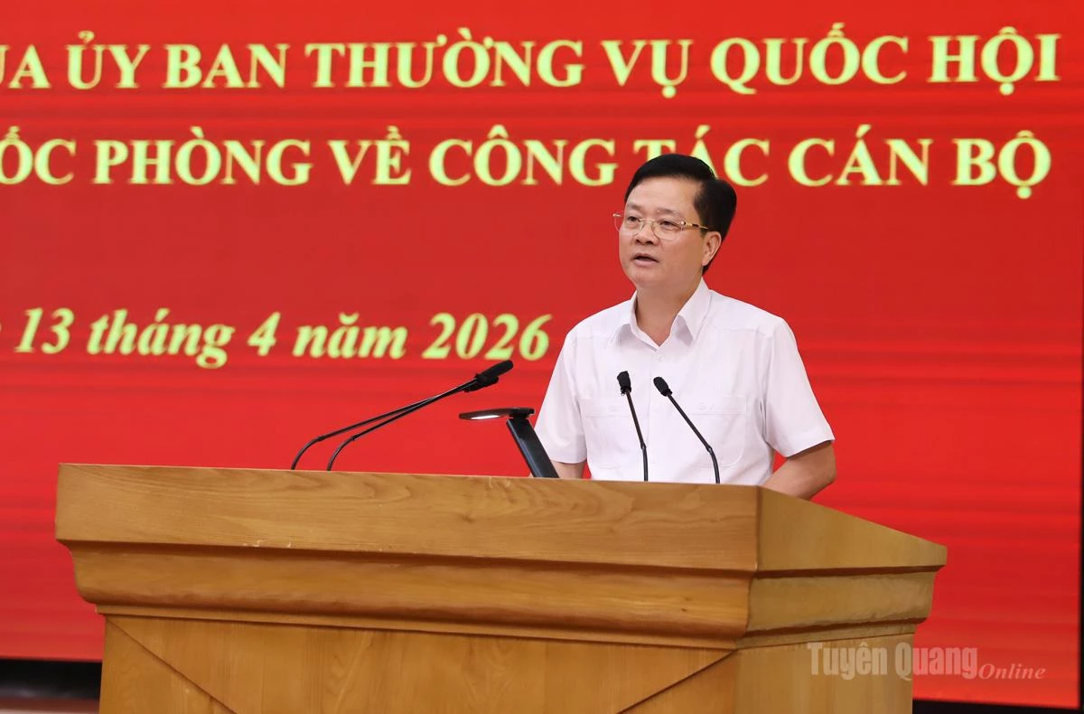 Trưởng ban Tổ chức Tỉnh uỷ Trần Quang Minh thông báo các Nghị quyết của Uỷ ban Thường vụ Quốc hội và Bộ Quốc phòng về công tác cán bộ.