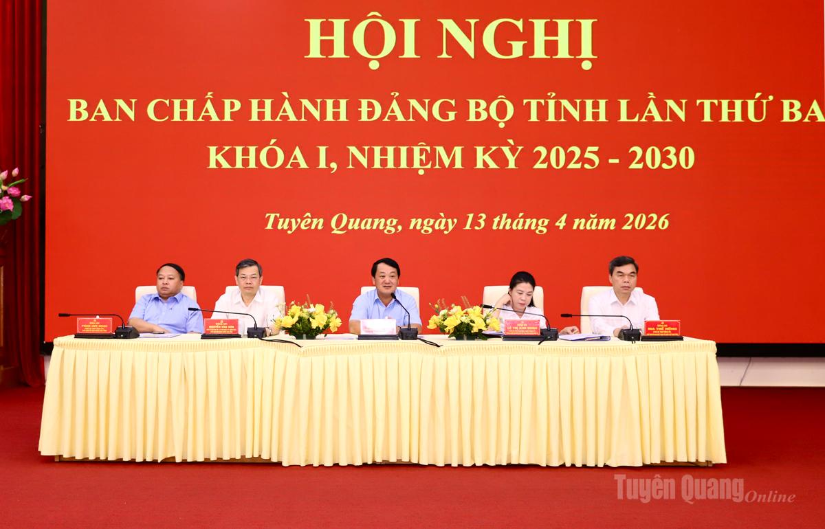 Bí thư Tỉnh ủy Hầu A Lềnh cùng các đồng chí Thường trực Tỉnh ủy chủ trì hội nghị.